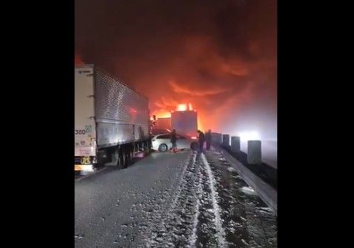Caos en Japón: Múltiples vehículos se incendian tras colisión masiva en la autopista Kanetsu