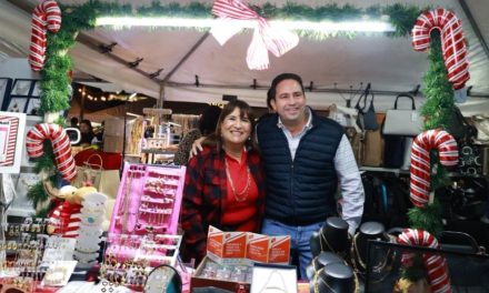 Javier Díaz reconoce el talento de emprendedoras durante su visita a Navidalia 2025