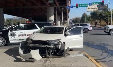 Joven resulta ilesa tras accidente vial bajo un puente en Saltillo