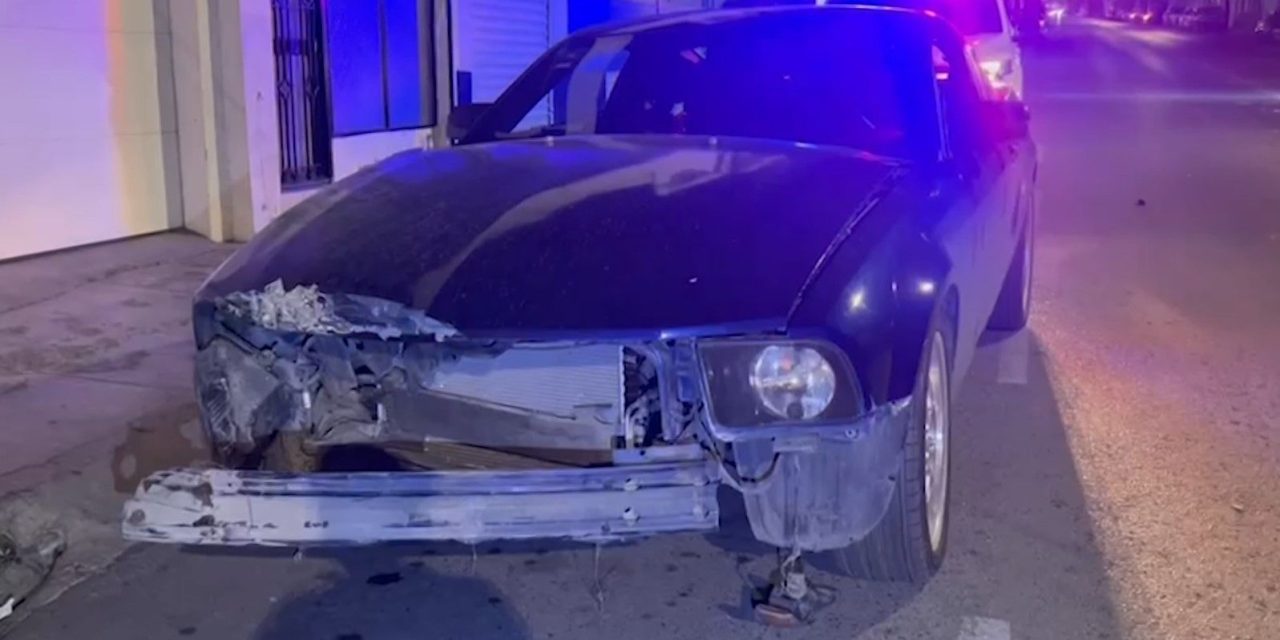 Joven se pasa el rojo y provoca choque contra pickup en el centro de Saltillo