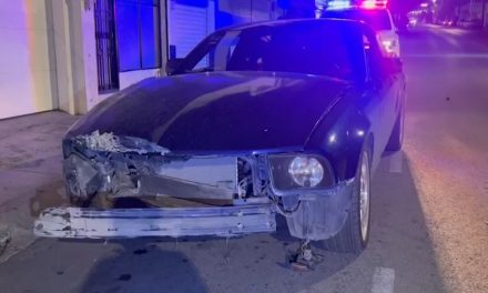 Joven se pasa el rojo y provoca choque contra pickup en el centro de Saltillo