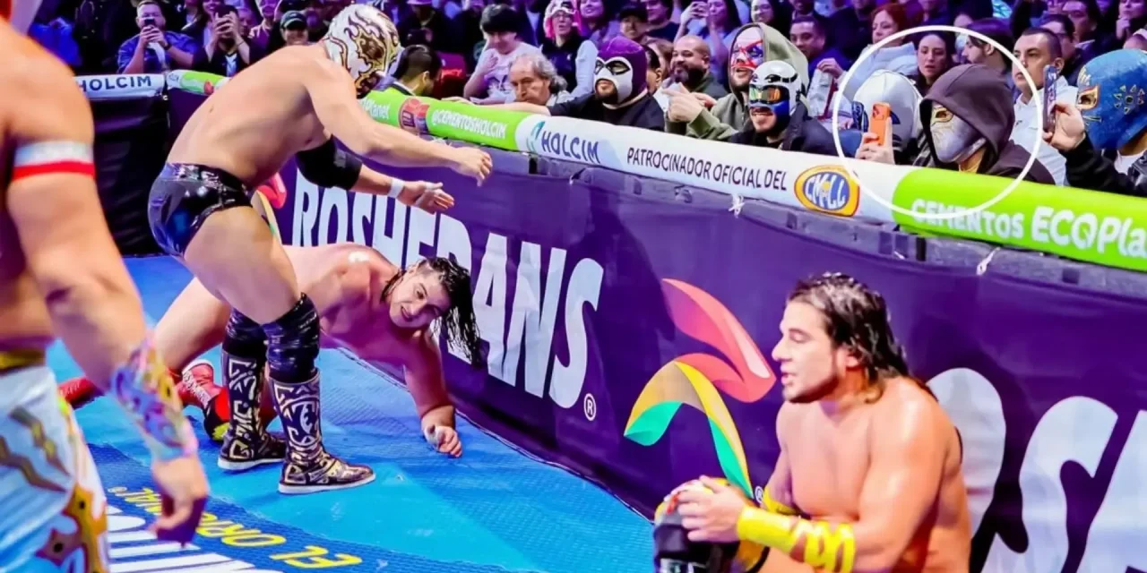 Video: Bad Bunny acude a las luchas con una máscara de Místico