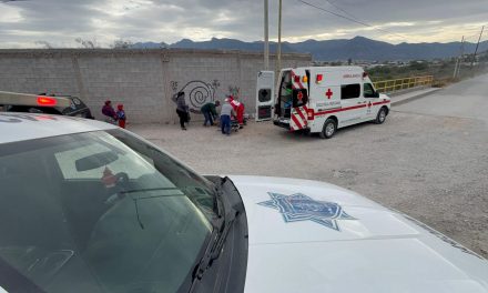 Saltillo: Joven motociclista derrapa y resulta lesionado en la colonia El Tanquecito