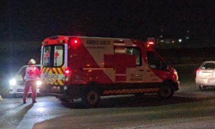 Motociclista provoca choque por alcance en Saltillo y termina lesionado