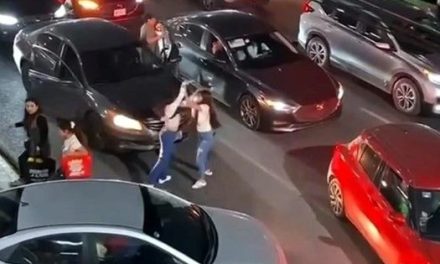 Colapsa vialidad en los alrededores de Galerías Monterrey… hasta peleas por culpa del tráfico