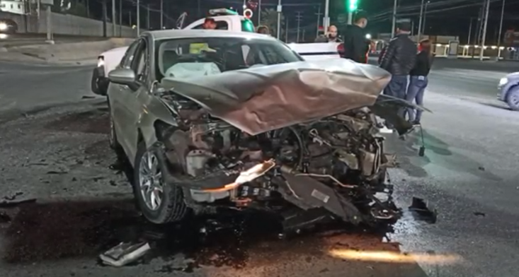 Saltillo: Protagonizan fuerte choque en Periférico. ambos conductores alegraron luz verde