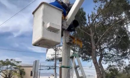Saltillo: Reparan semáforos dañados por apagón