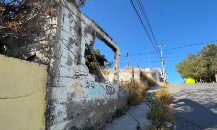 Saltillo:  Riesgo latente por una barda a punto de caer en colonia Lamadrid