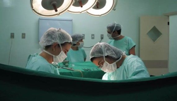 Tragedia por regalo de XV años: Joven sufre derrame cerebral tras rinoplastia en clínica de la CDMX