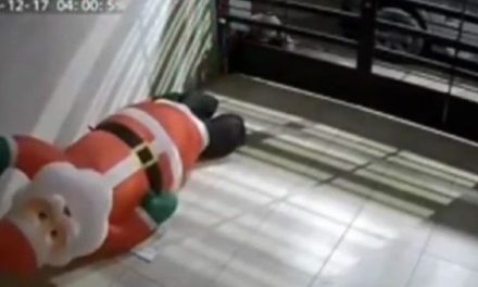 Video: Sujeto se roba un Santa inflable de una casa en Puebla