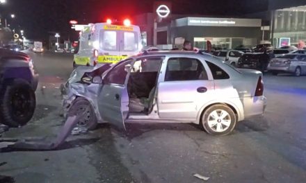 Saltillo: Conductor se queda dormido y se estrella en el antialcohol