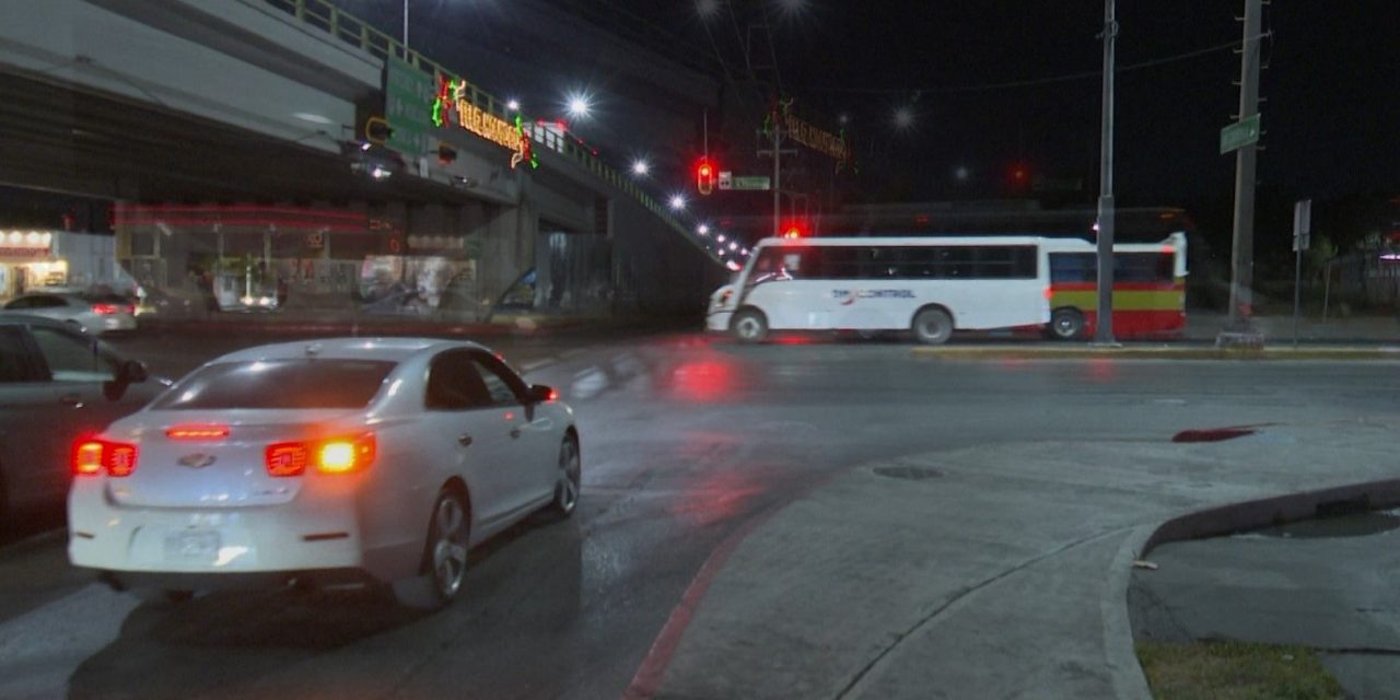 Saltillo: Semáforo en LEA y V. Carranza dura un abrir y cerrar de ojos