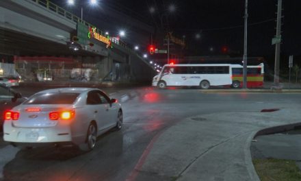 Saltillo: Semáforo en LEA y V. Carranza dura un abrir y cerrar de ojos