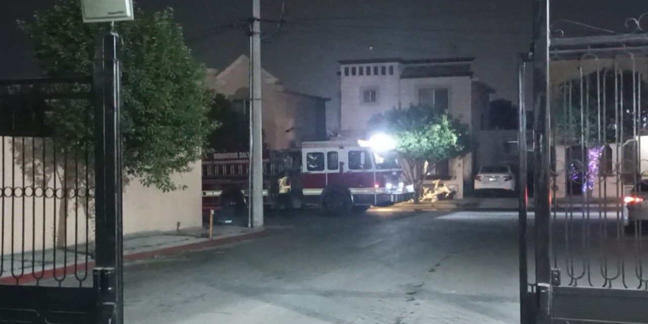 Saltillo: Se movilizan para rescatar a perrito atrapado en un portón