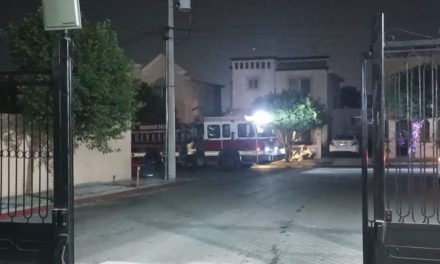 Saltillo: Se movilizan para rescatar a perrito atrapado en un portón