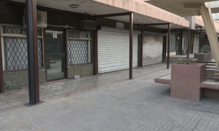 Se resiste a dejar de funcionar una de las plazas comerciales de Saltillo