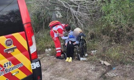 Mujer de la tercera edad es abandonada a la orilla de la carretera en Matamoros, Tamaulipas