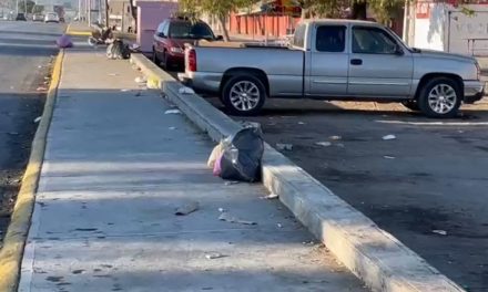 Tiran hasta comida en la banqueta los locatarios de las pulgas de Saltillo