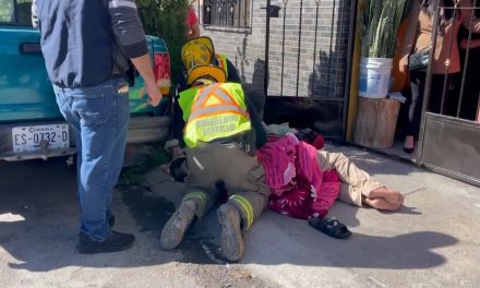 Trabajador sufre descarga eléctrica en Saltillo y cae de más de siete metros