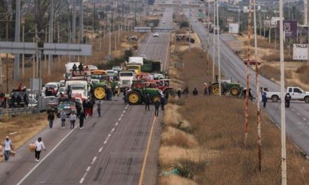 Productores mantienen bloqueos por dictamen de la nueva Ley General de Aguas