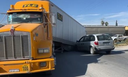 Chofer intenta ganarle el paso al tren y tráiler termina partido a la mitad en Ramos Arizpe