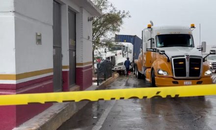 Trailero protagoniza accidente en la caseta de cobro de la Carbonera