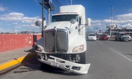 Trailero da vuelta prohibida y provoca choque en Saltillo
