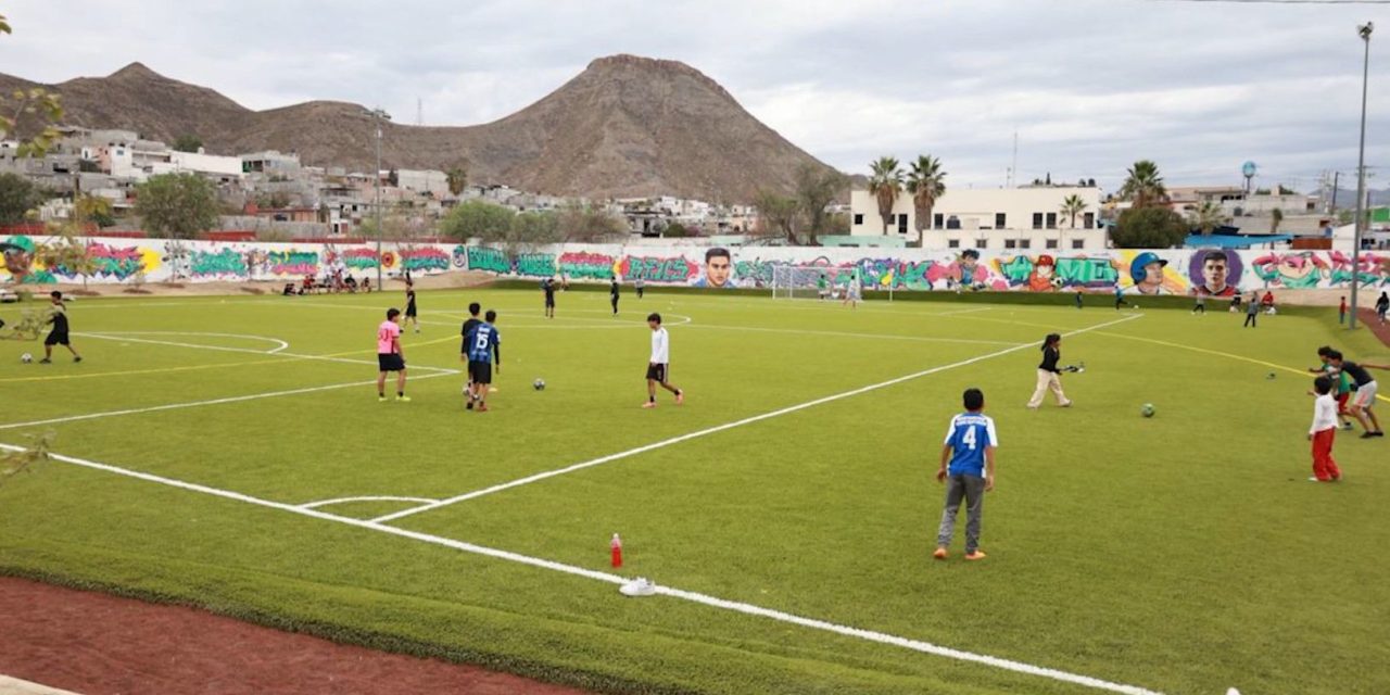 Utilizan miles de saltillenses la cancha de colonia Espinoza Mireles