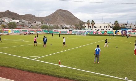 Utilizan miles de saltillenses la cancha de colonia Espinoza Mireles