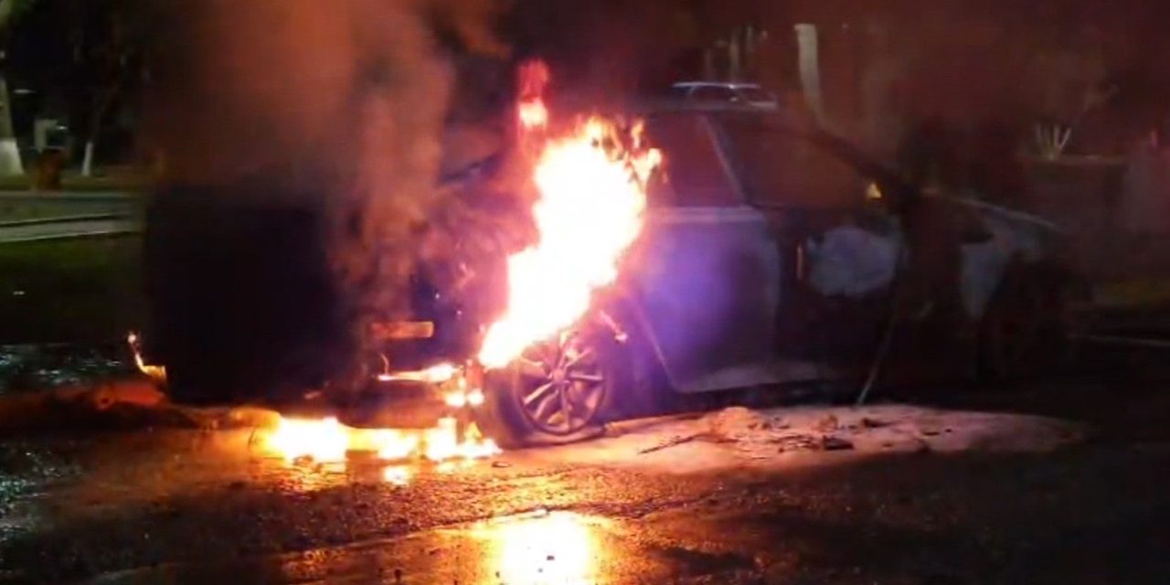 Vehículo queda calcinado por aparente corto circuito  en Saltillo