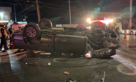 Volcadura en el periférico LEA deja tres lesionados y un menor sin vida