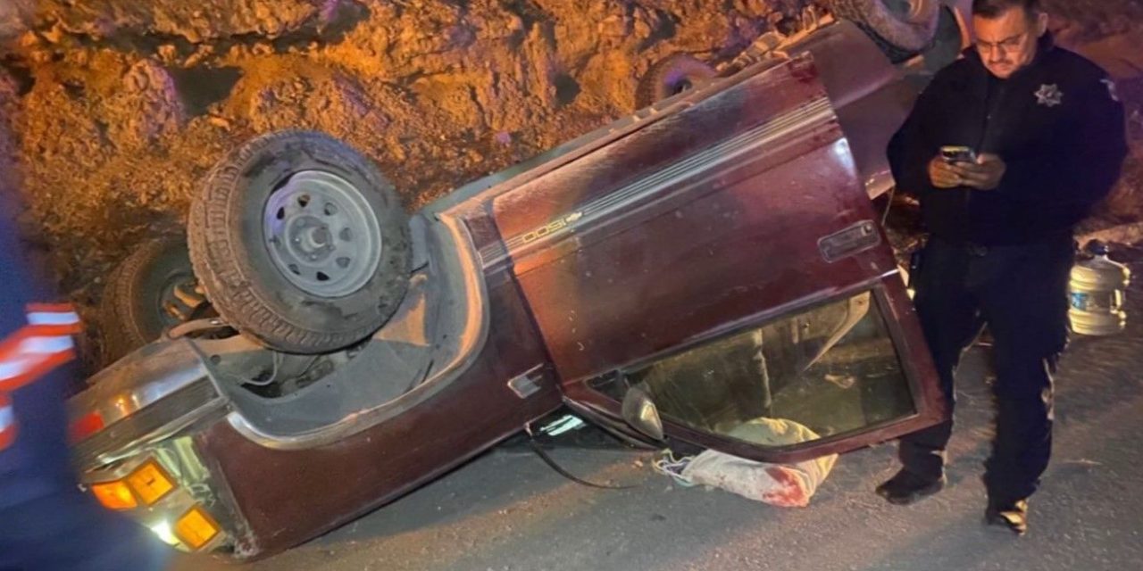 Vuelca camioneta en la Saltillo–Monterrey y dos adultos mayores resultan lesionados