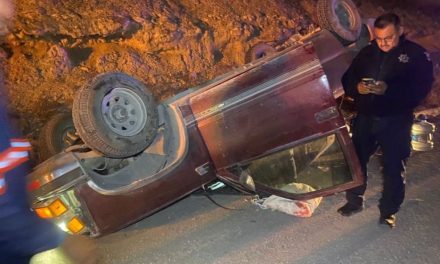 Vuelca camioneta en la Saltillo–Monterrey y dos adultos mayores resultan lesionados