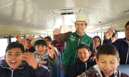 Reciben alumnos de ejidos transporte escolar en General Cepeda.