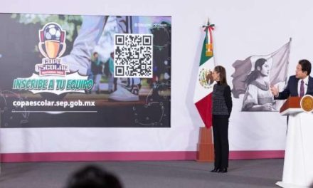 Gobierno de México presenta 75 mundialitos y copas de futbol