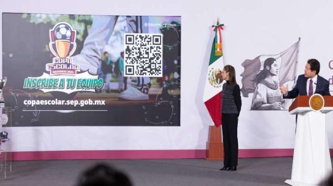 Gobierno de México presenta 75 mundialitos y copas de futbol
