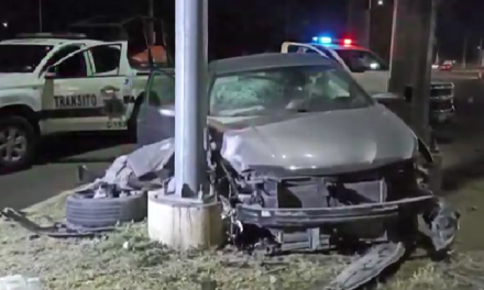 Saltillo: Lo abandona entre dos postes, destrozó su vehículo y huyó del lugar