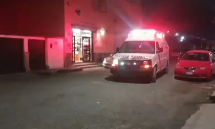 Adulto mayor es arrollado por vehículo en el centro de Parras