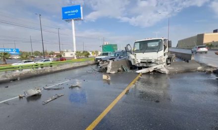 Aparatoso accidente provoca caos vial en el bulevar Nazario Ortiz Garza