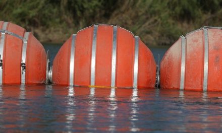 Embajada de EE. UU. advierte sobre ’muro flotante’ en el río Bravo: ’Ni lo intentes’