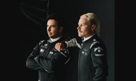 Cadillac F1 presenta uniformes de Checo Pérez y Bottas rumbo a 2026