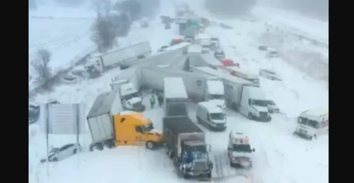 Nevada provoca choque masivo de más de cien vehículos en autopista de Michigan