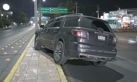 Mujer choca y se proyecta contra luminaria en Saltillo