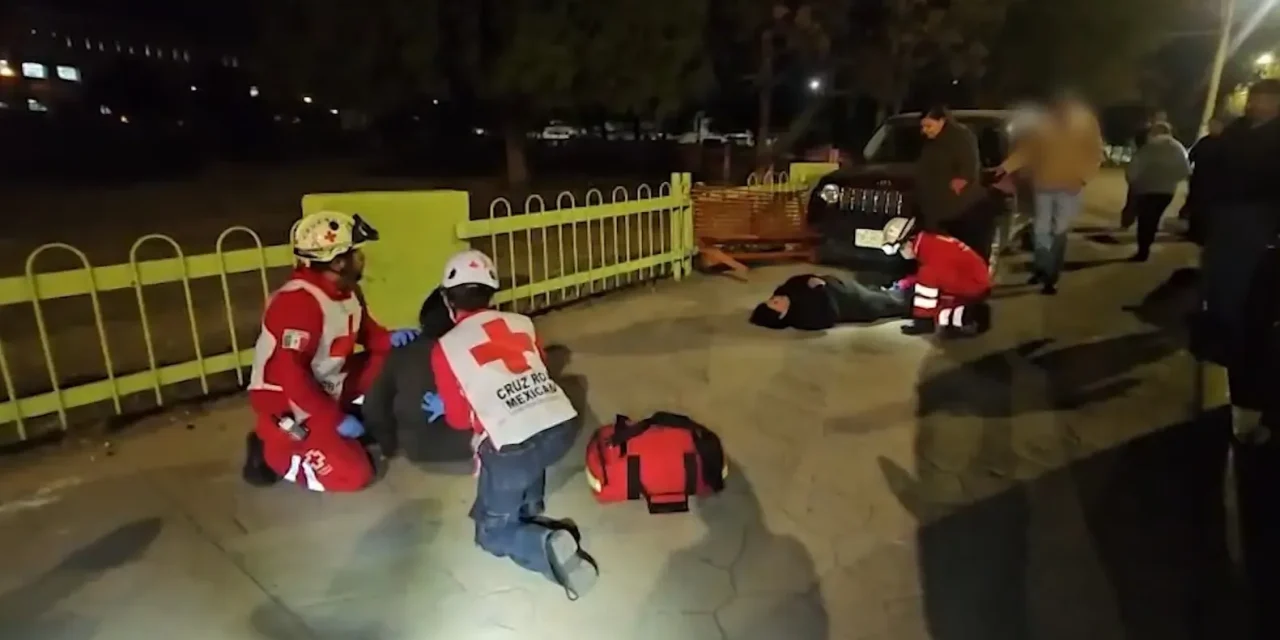 Conductor pierde el control y arrolla a dos mujeres en Saltillo
