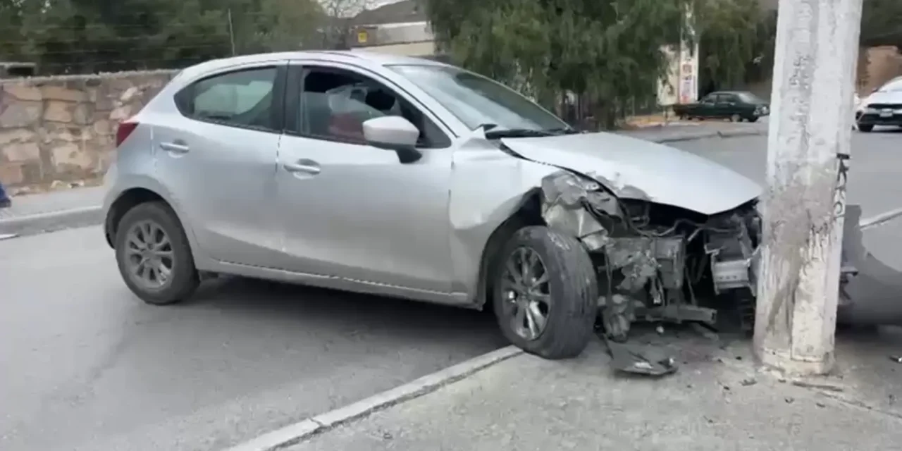 Conductora pierde el control y se estrella contra un poste en Saltillo