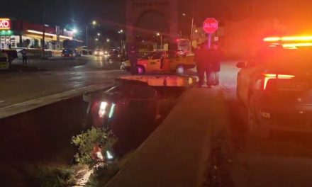 Conductora cae a canal pluvial en La Herradura
