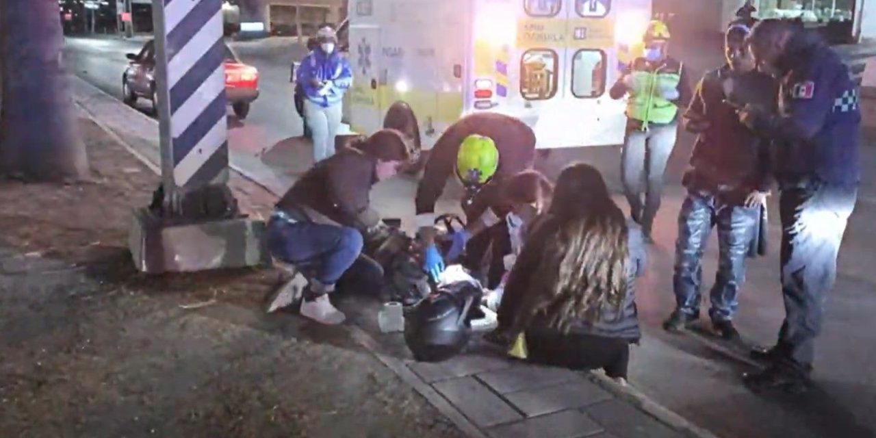 Derrapa motociclista tras golpear el camellón en Saltillo