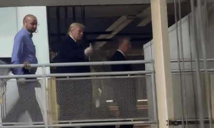 Trump le ‘pinta un dedo’ a trabajador que le gritó ‘protector de pedófilos’