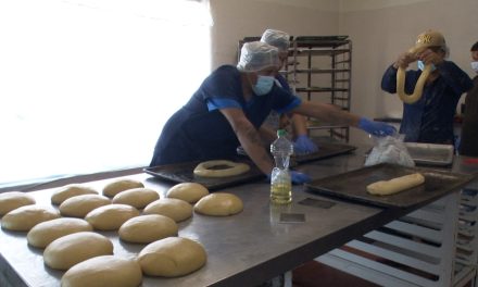 En plena elaboración de las roscas en el Centro Esperanza y Nueva Vida