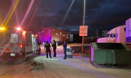 Explota neumático de tráiler y deja a conductor lesionado en la carretera antigua a Monclova